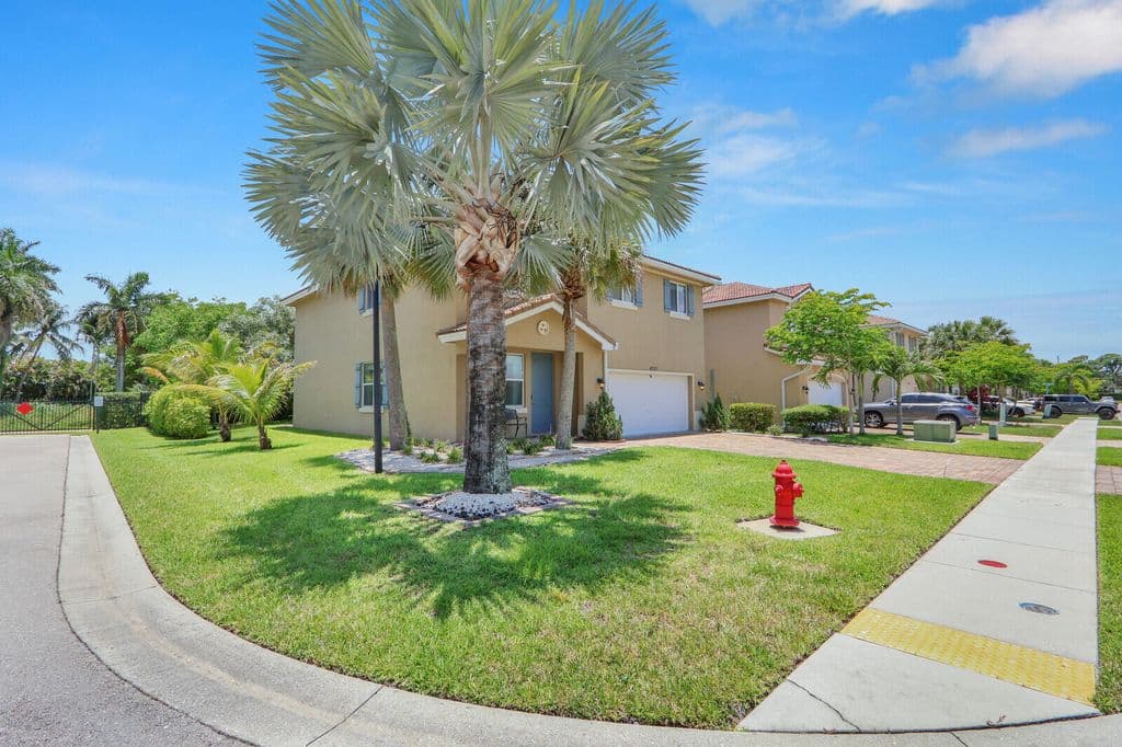 5-bedroom Single-Family Home — 4701 Foxtail Palm Court