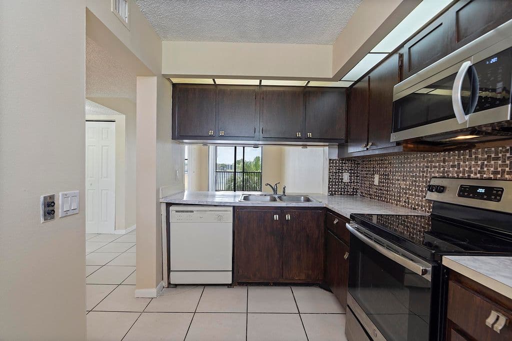2-bedroom Condo — 112 LAKE EMERALD Drive #209