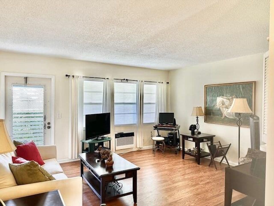 1-bedroom Condo — 134 Brighton D