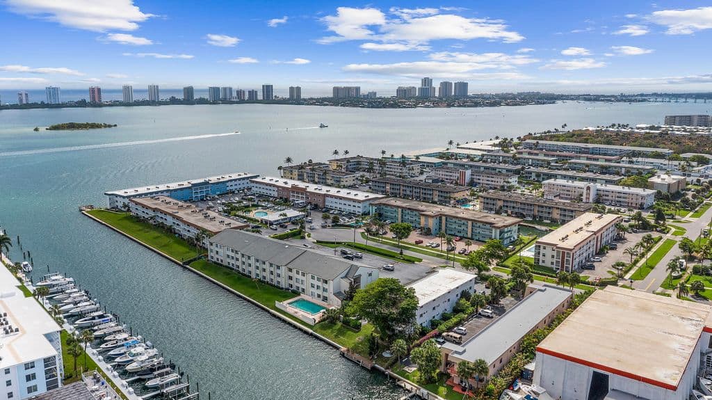 2+1 Condo — 110 SHORE Court #315