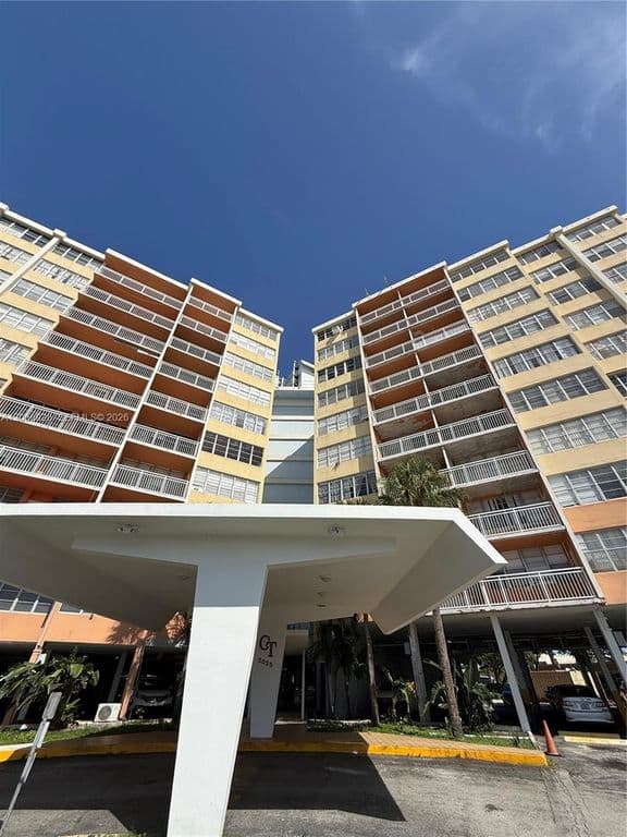 1-bedroom Condo — 2025 NE 164th St APT 707