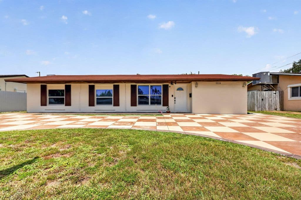 4-bedroom Single-Family Home — 2220 N 47th Avenue