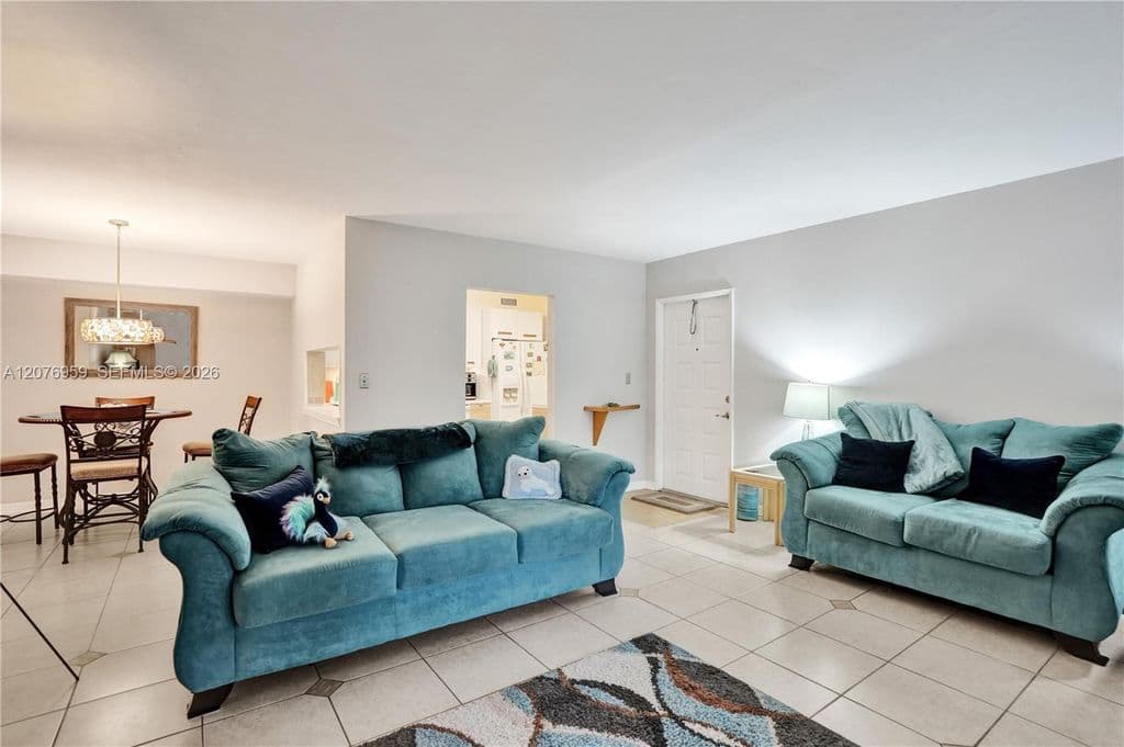 2-bedroom Condo — 3017 N Oakland Forest Dr APT 208