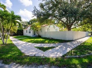 4+1 Müstakil ev — 2727 Calusa St, Miami, 33133