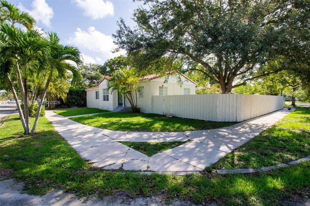 4+1 Müstakil ev — 2727 Calusa St