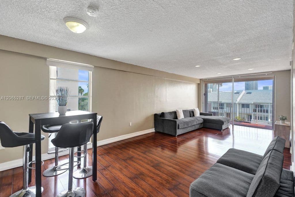1+1 Condo — 3716 NE 168th St APT 301