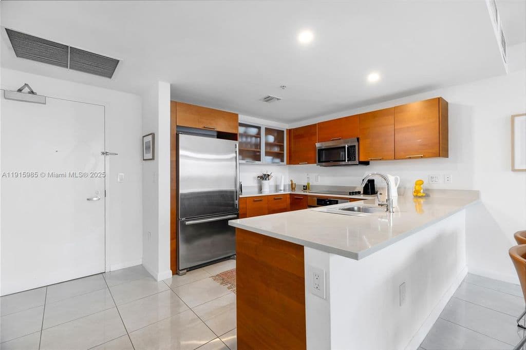 2+1 Condo — 3250 NE 1st Ave APT 605