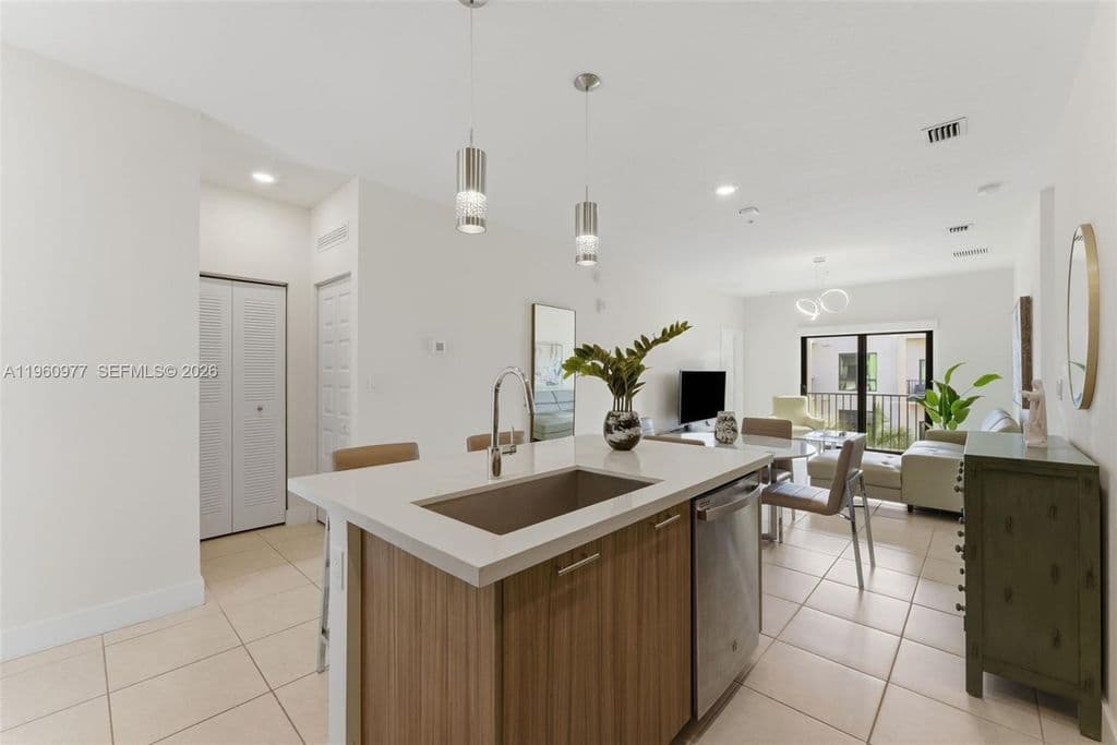 2+1 Condo — 8301 NW 41st St #B-407