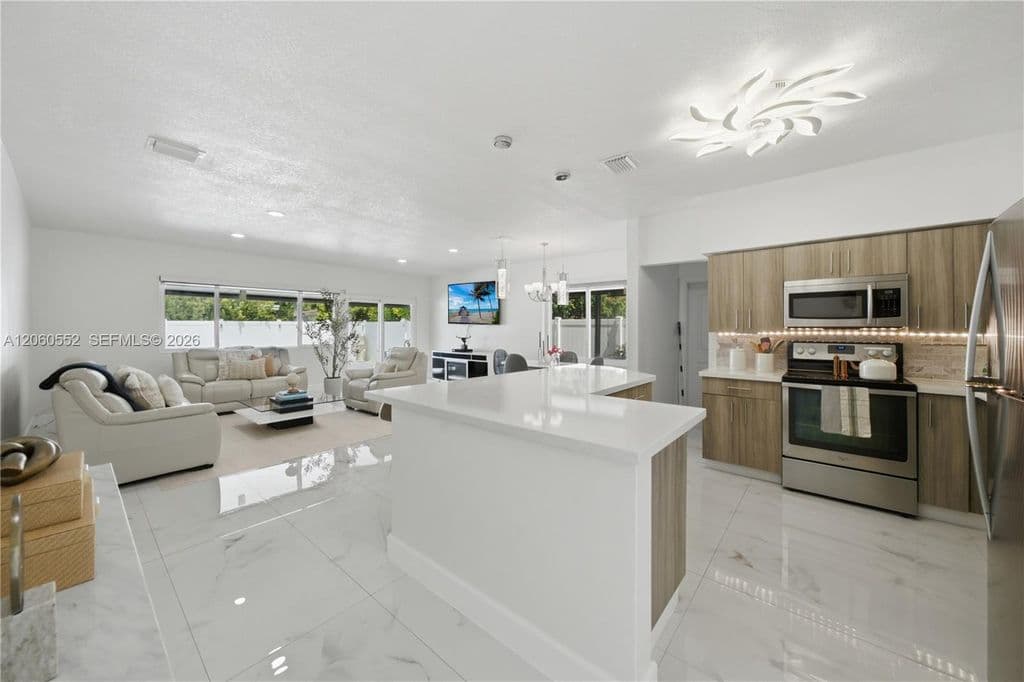 4+1 Müstakil ev — 18120 NW 16th Ave