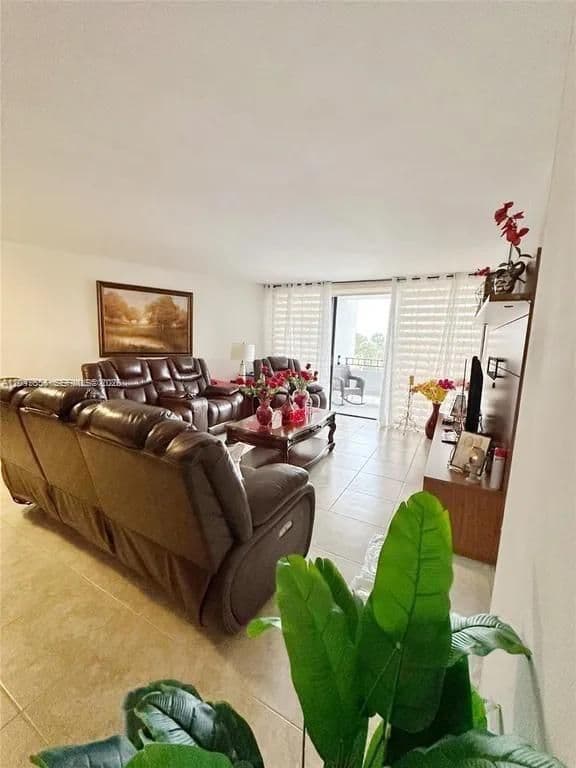 2-bedroom Condo — 13953 Kendale Lakes Cir #410B