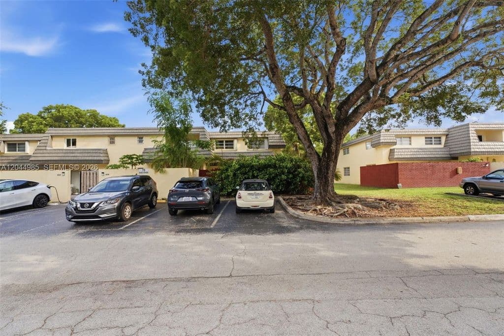 3+1 Mülk — 8489 SW 137th Ave #8489