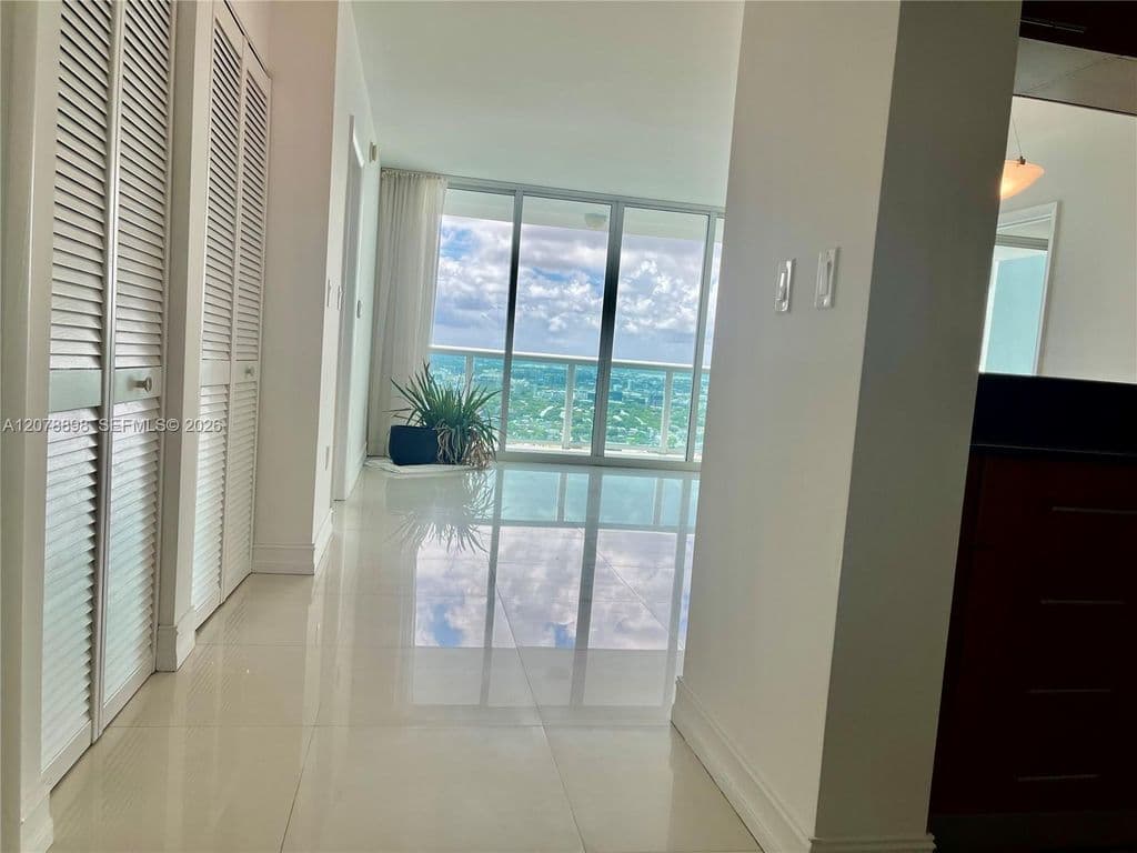 2+1 Condo — 1800 N Bayshore Dr APT 3710
