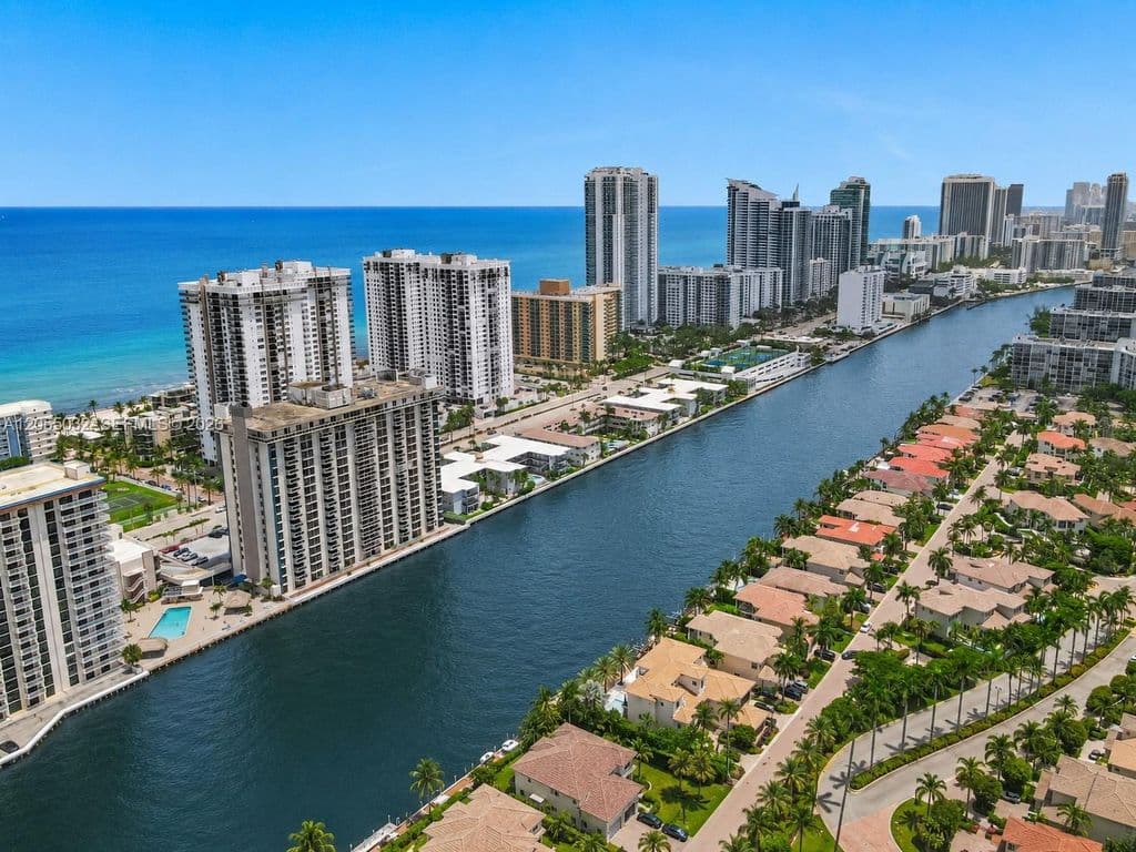 2+1 Condo — 1600 S Ocean Dr APT 18B