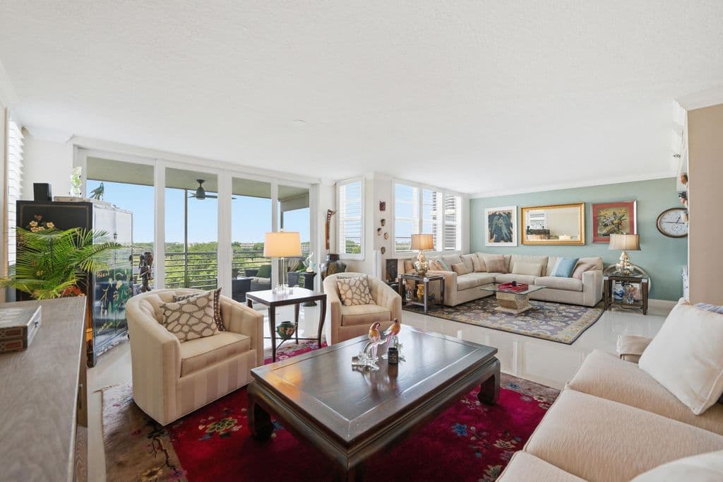 3-bedroom Condo — 3510 Oaks Way #703
