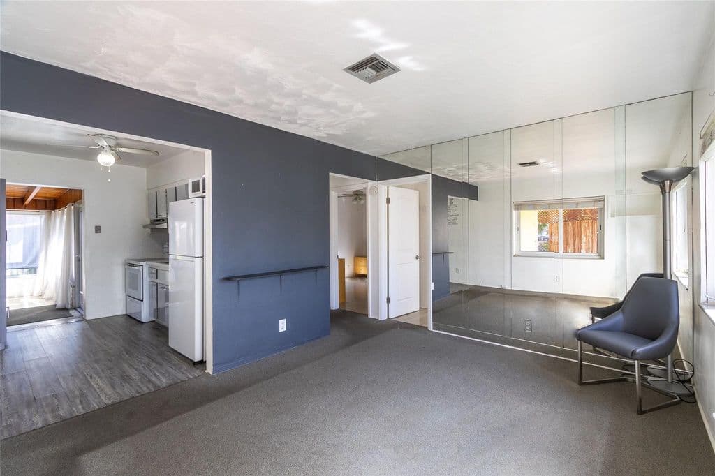 2-bedroom Single-Family Home — 4720 N Andrews Avenue