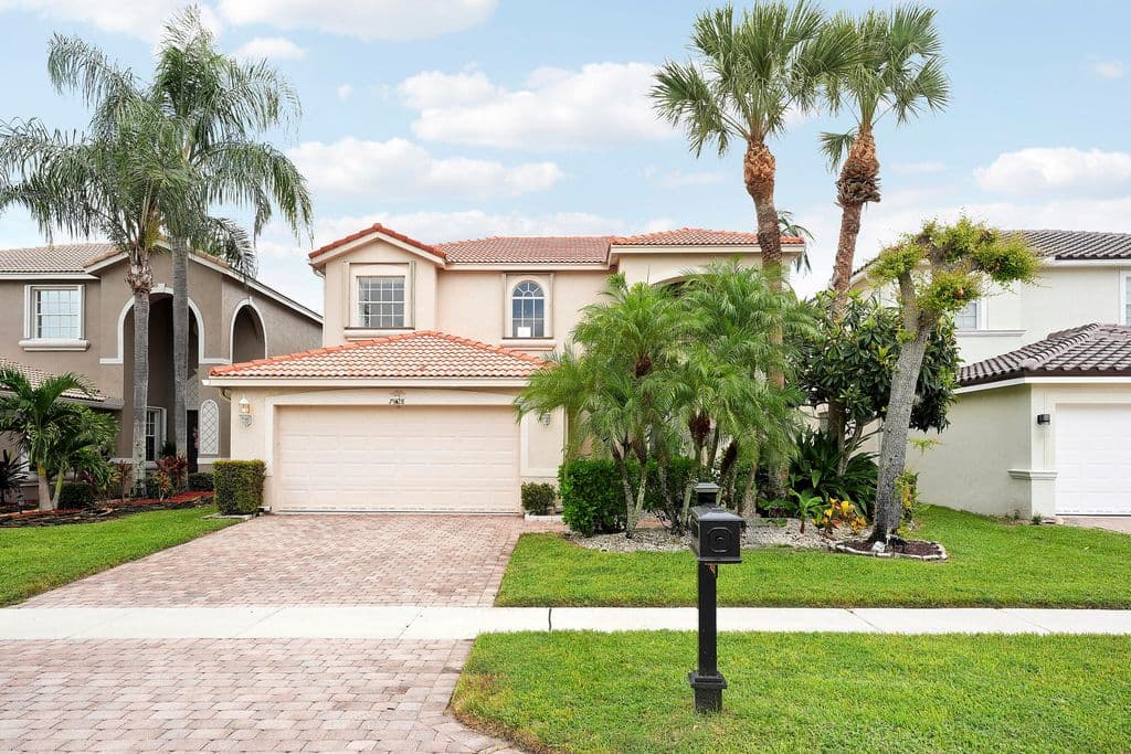 5-bedroom Single-Family Home — 7428 VIA LURIA