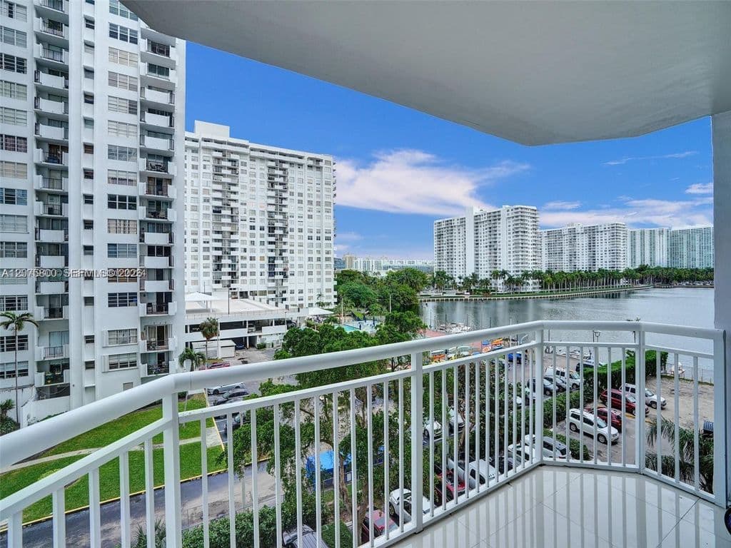 3-bedroom Condo — 18061 Biscayne Blvd APT 502