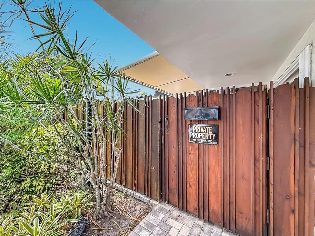 4+1 Müstakil ev — 2216 NE 18th Ave