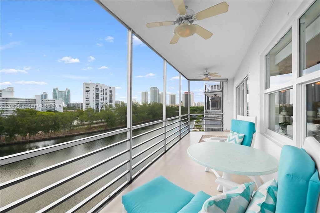 2+1 Condo — 400 Diplomat Pkwy APT 704
