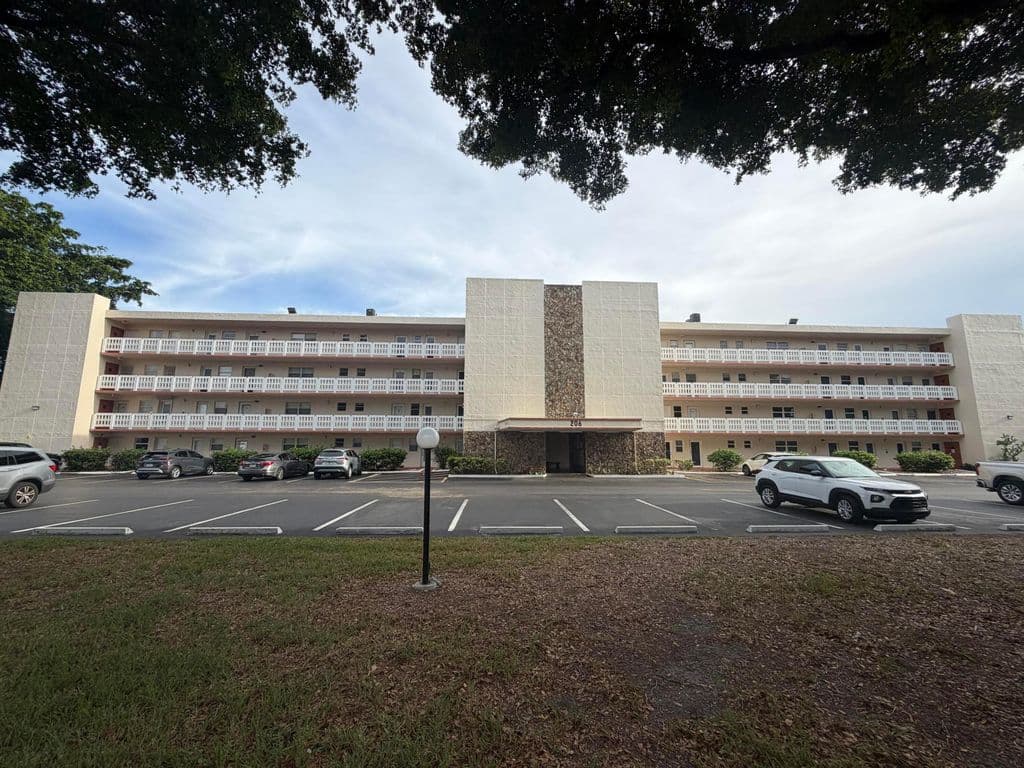 2+1 Condo — 206 SE 10TH Street #201