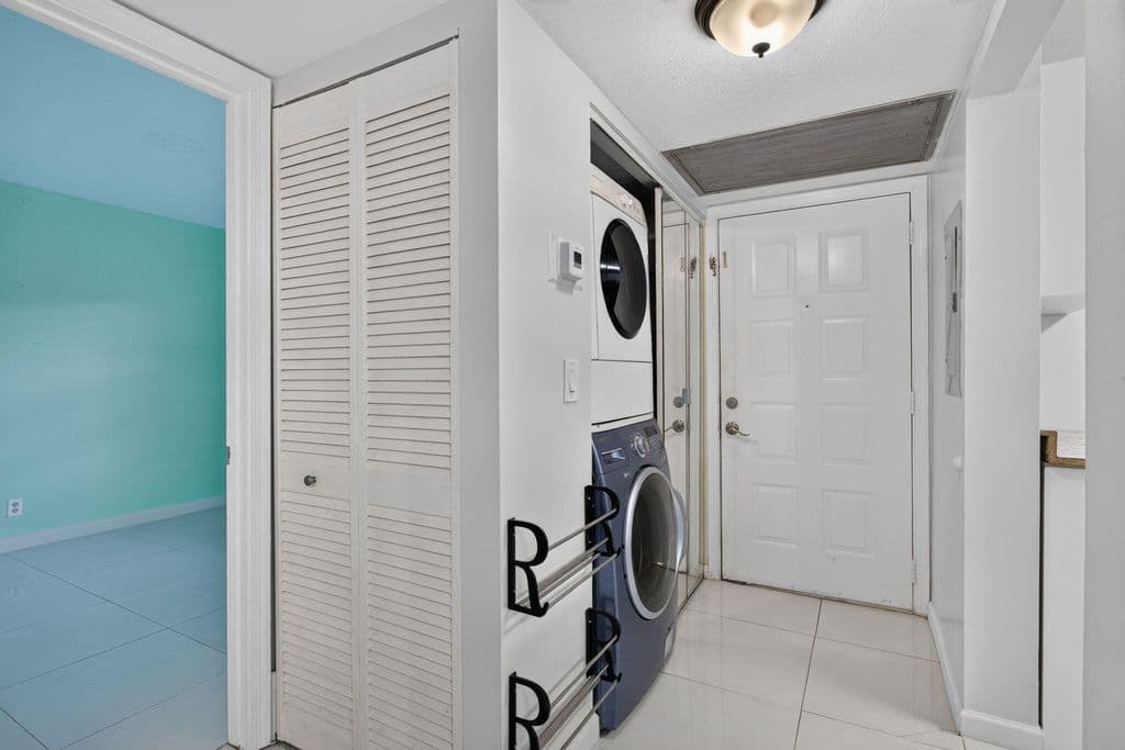 2-bedroom Condo — 5540 Lakeside Drive #102