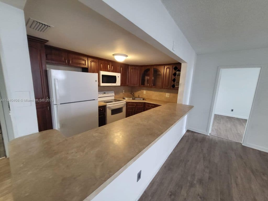 2+1 Condo — 13499 Biscayne Blvd APT 1408