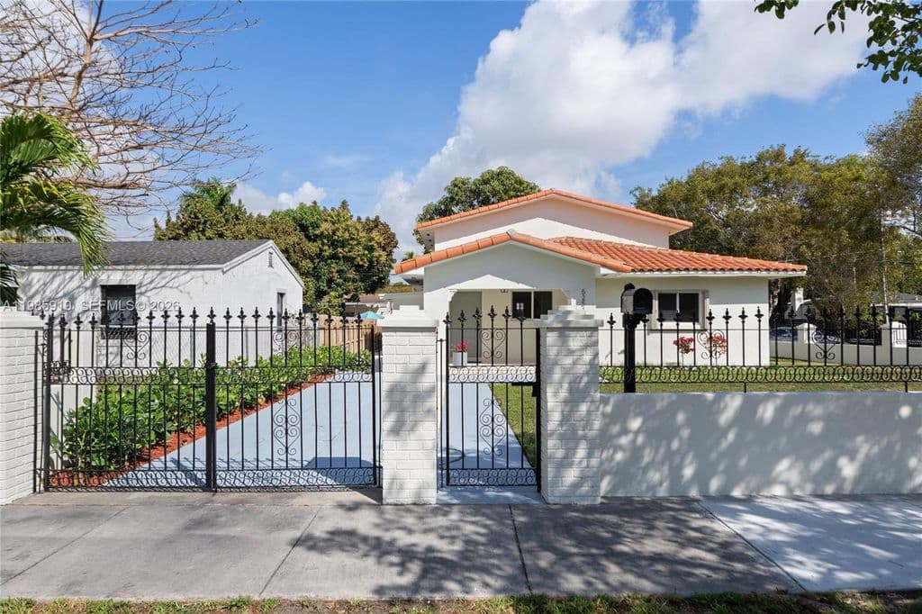 4+1 Müstakil ev — 5251 SW 6th St