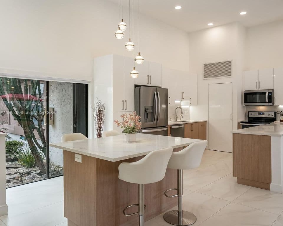 3+1 Müstakil ev — 413 Leslie Dr
