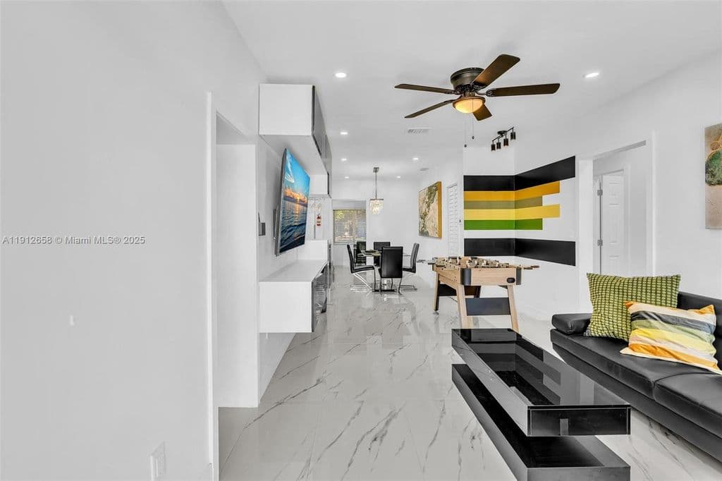 4+1 Müstakil ev — 797 NW 35th St