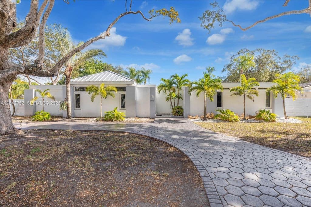 5-bedroom Single-Family Home — 18555 SW 83rd Pl