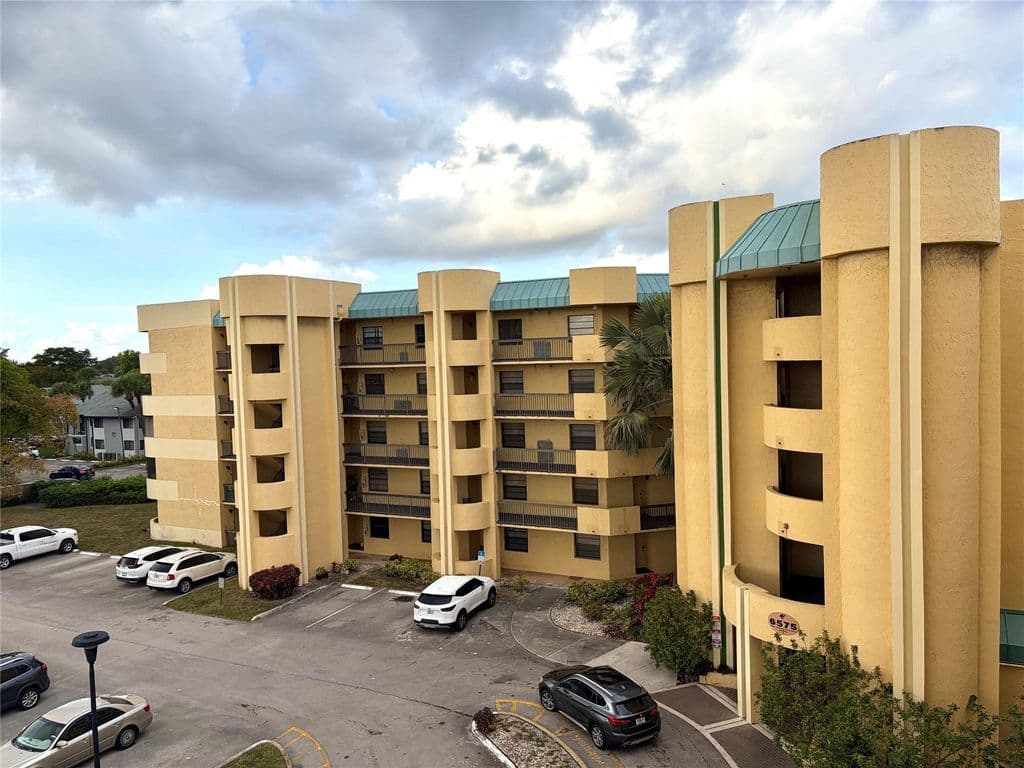 2+1 Condo — 6575 W Oakland Park Boulevard #202