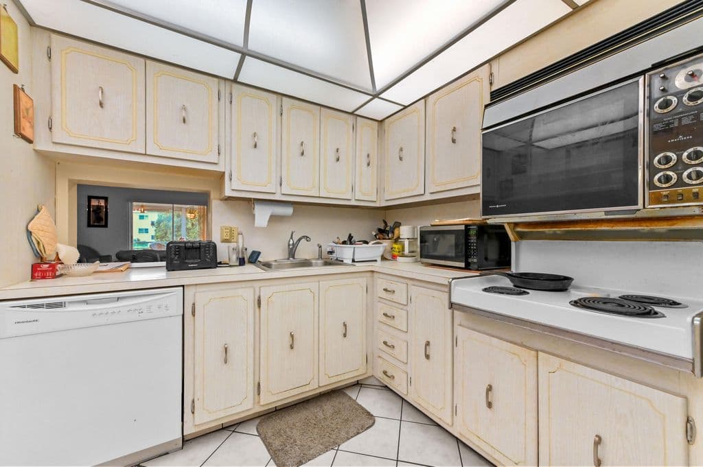 2+1 Condo — 2615 NE 3rd Court #3170