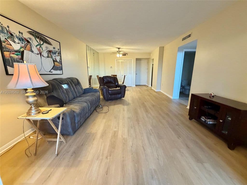 1+1 Condo — 4001 Hillcrest Dr APT 609