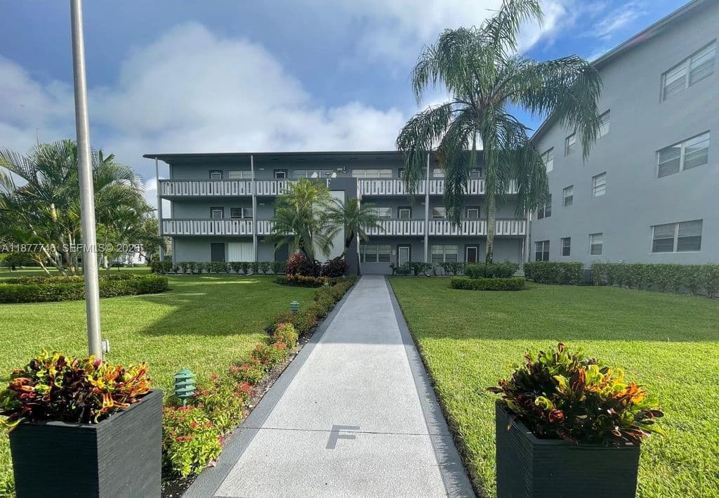1-bedroom Condo — 251 Suffolk #251-F