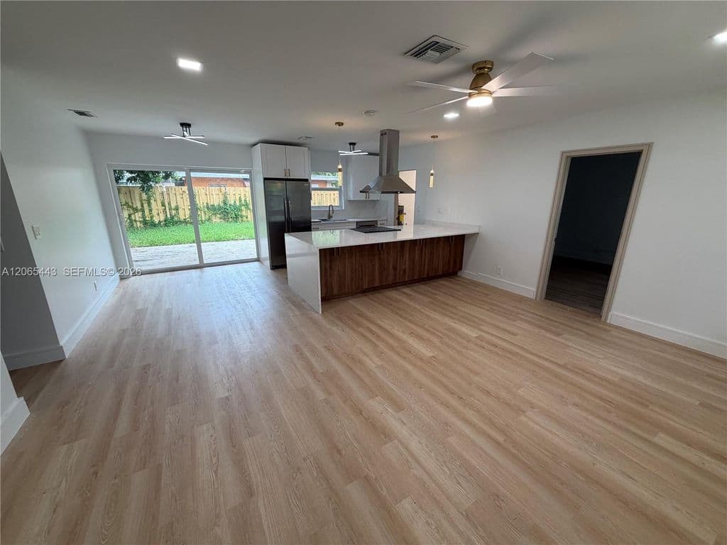 4+1 Müstakil ev — 110 NE 17th Ct