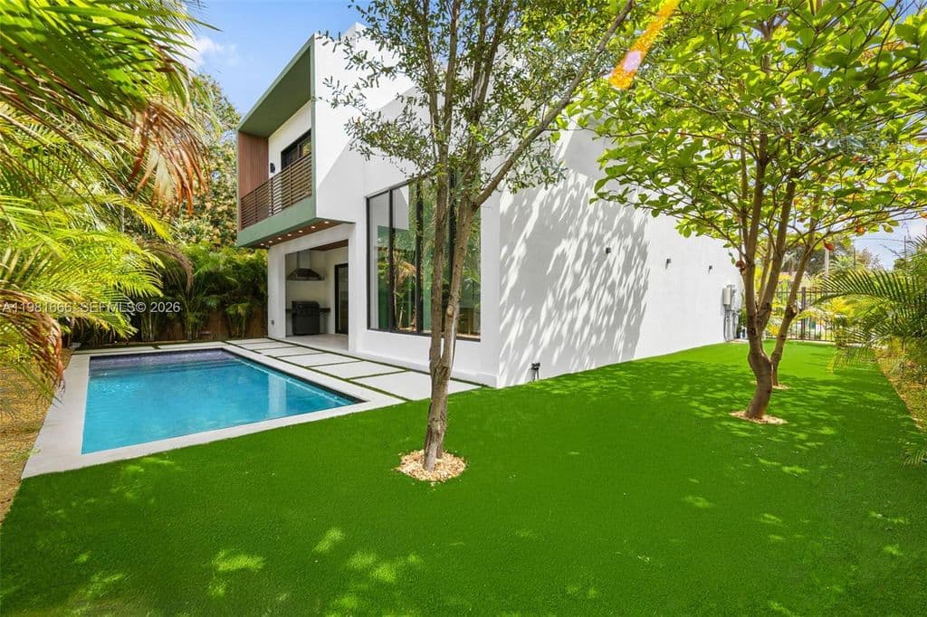 5+1 Müstakil ev — 569 NW 44th St