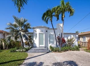 3+1 Müstakil ev — 8926 Emerson Ave, Surfside, 33154