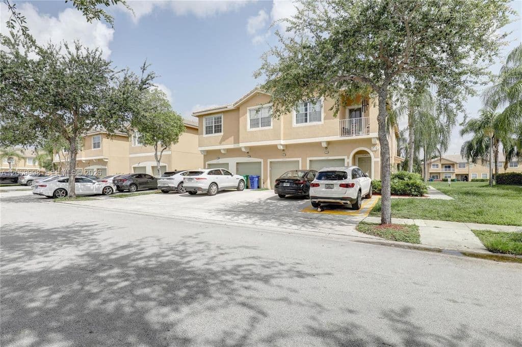 3-bedroom Property — 13157 SW 44th St #17106