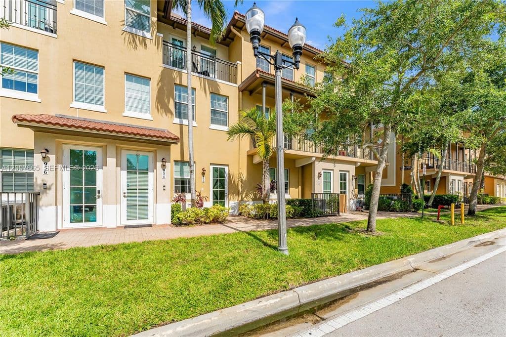 3-bedroom Condo — 950 SW 147th Ave #2611