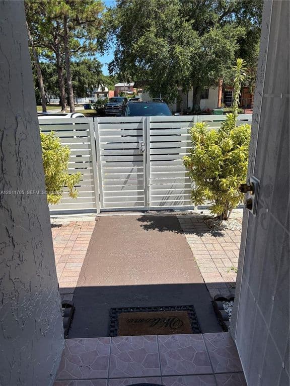4+1 Mülk — 21122 NW 39th Ave