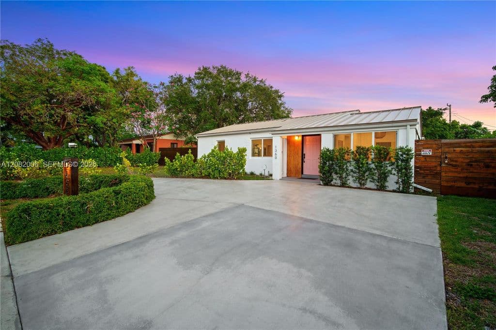 5+1 Müstakil ev — 1360 NE 138th St