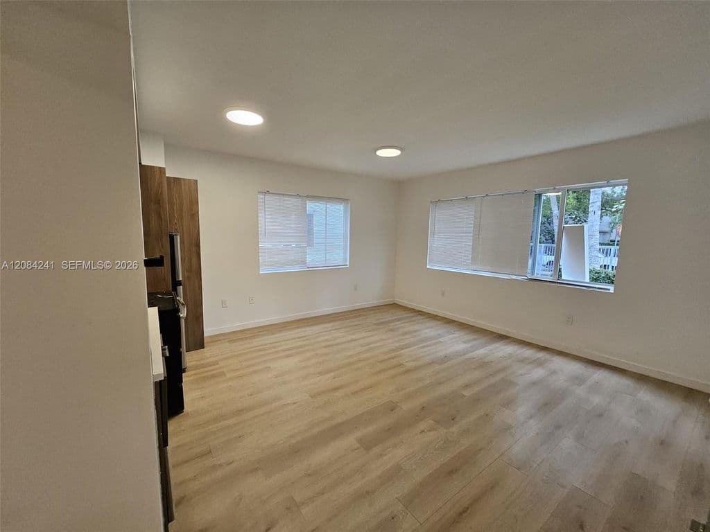 1-bedroom Condo — 557 Michigan Ave #211