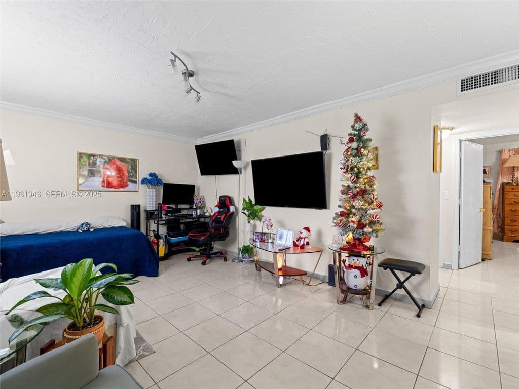 2-bedroom Condo — 1655 W 44th Pl APT 448