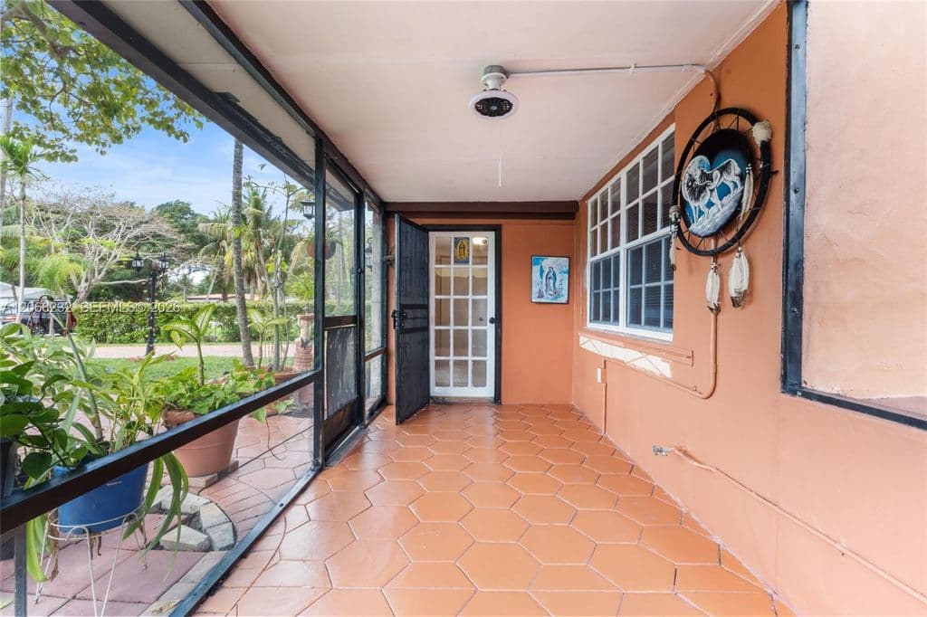 3+1 Müstakil ev — 1223 NE 182nd St
