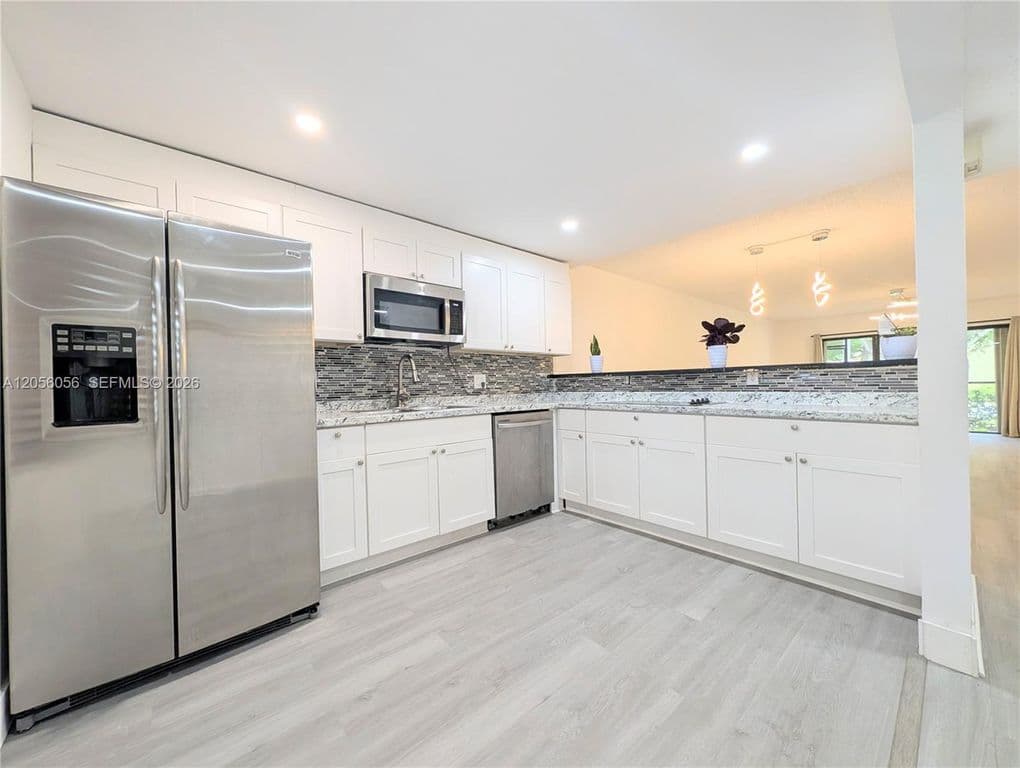 2+1 Condo — 310 Lakeview Dr APT 105