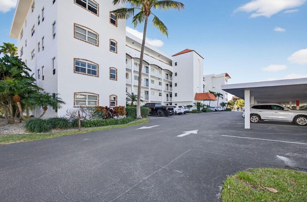 2+1 Condo — 21 Yacht Club Drive #505