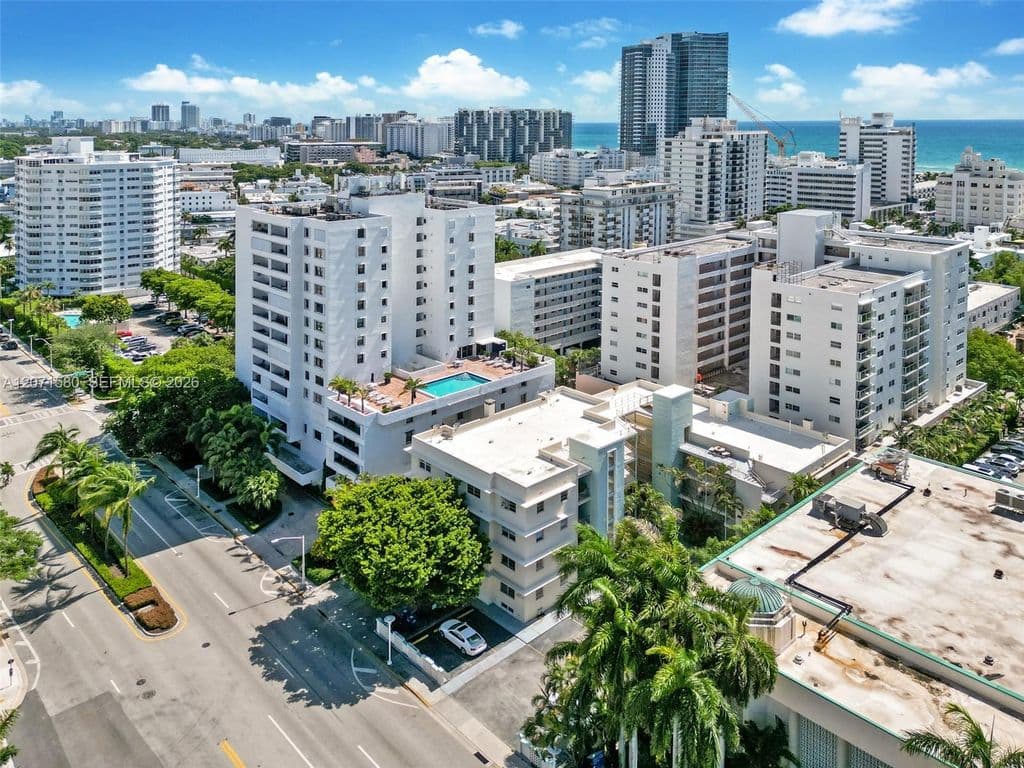 1-bedroom Condo — 1775 Washington Ave APT 5D
