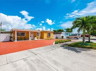 4+1 Müstakil ev — 359 W 35th St, Hialeah, 33012