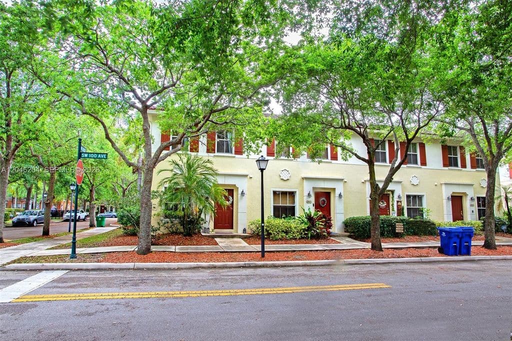 2+1 Mülk — 2615 SW 100th Ave #2615