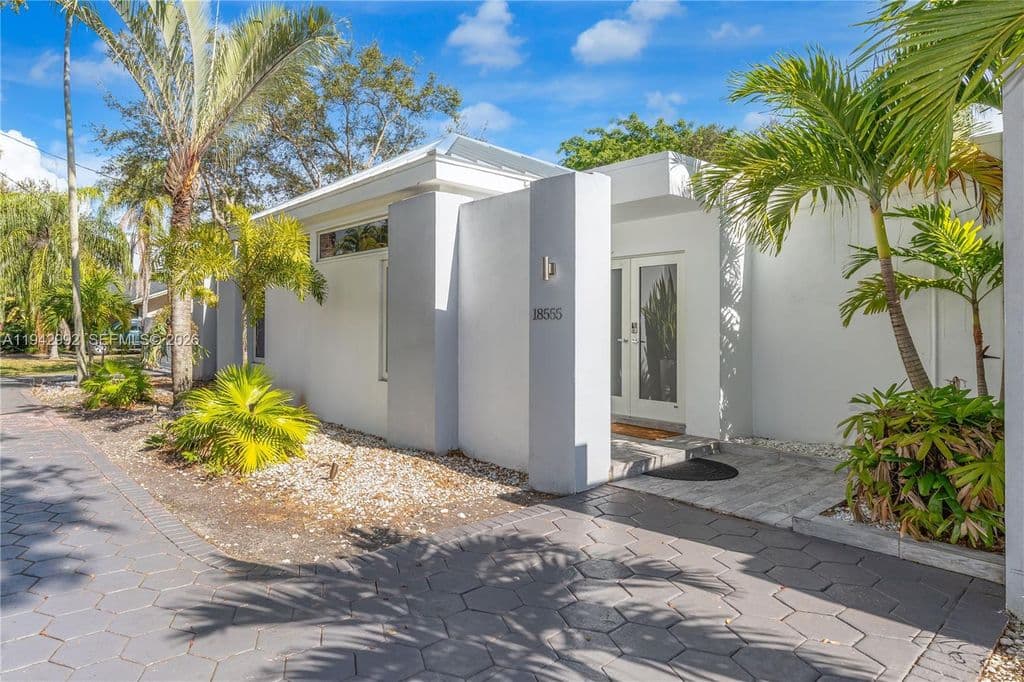 5-bedroom Single-Family Home — 18555 SW 83rd Pl